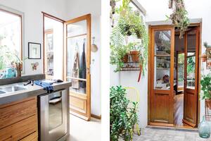 Foto de una cocina con salida a un patio interno.
