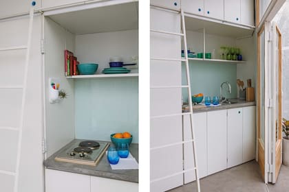La fina escalera, que corre sobre una guía incorporada en el mueble, permite aprovechar el lugar de guardado en altura.