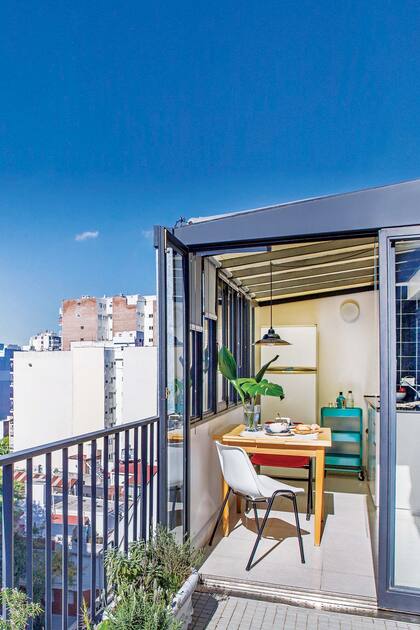 Expansión: Una cocina ganó vista panorámica y metros con un cerramiento de vidrio en la terraza