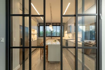 La cocina queda separada pero integrada visualmente con el resto de los ambientes.