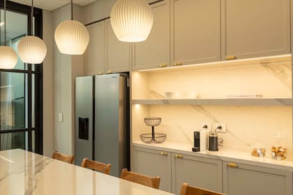 El sector de coffee station se revistió completamente en Dekton para destacarlo como un espacio protagonista.