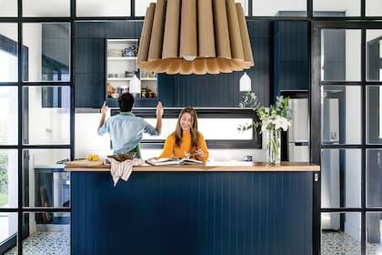La lámpara colgante ‘Renata’ (Weplight) es la protagonista de todo el sector. La barra tiene tapa de petiribí (Ronda Arquitectura) y frente ciego.