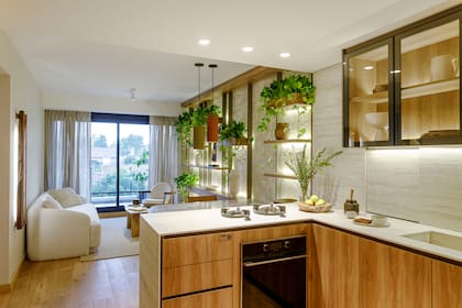 Piso de roble de Eslavonia (Patagonia Flooring). Mesada y alzada de Neolith 'Travertino' ejecutada por Marmolería Cavatori. Horno (Teka). Para iluminar, bloom empotrable sin marco (IDEA).