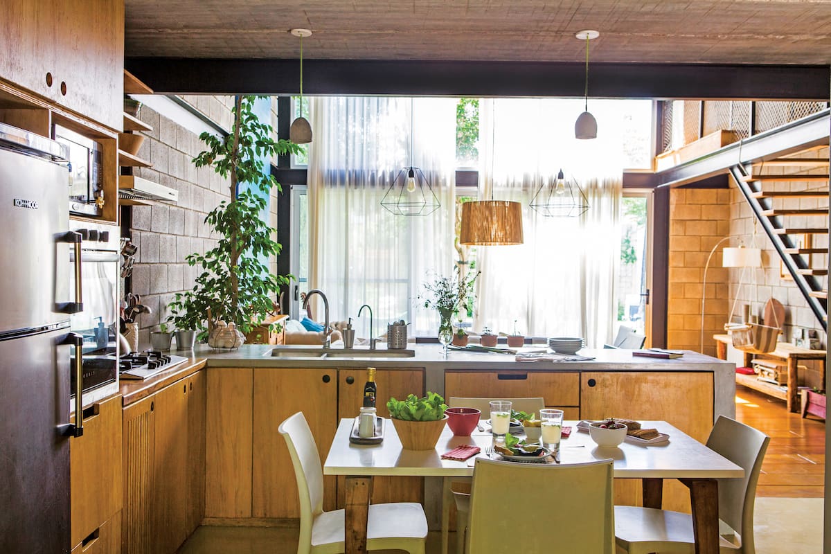Foto de una cocina integrada al living de una casa con cemento y fenólico como materiales principales.