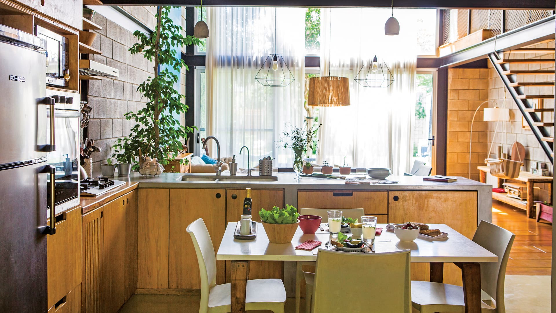 Foto de una cocina integrada al living de una casa con cemento y fenólico como materiales principales.