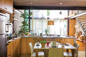 Foto de una cocina integrada al living de una casa con cemento y fenólico como materiales principales.