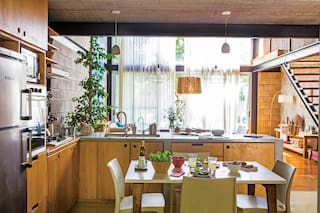 Materiales de bajo costo, apertura y buena circulación en la cocina de un arquitecto