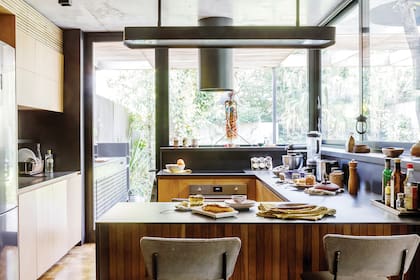 Mesadas de Neolith (I Marmi Marmolería). Pileta (Franke). Banquetas (Federico Churba). Repasadores (Mala prensa). Individuales (Luna Oks). Pattiserie (Roldán Cocina). Tés (Ginger).