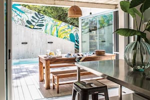 Foto de una cocina que se abre a una galería con pileta y mural tropical.
