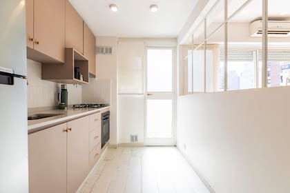 La cocina se conecta con un lavadero, también renovado.