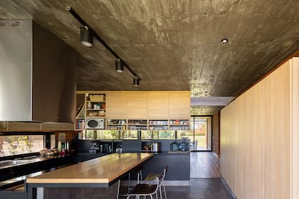 Muebles de Amoblamientos Reno, fabricados en melamina negra se combinan con una mesada de granito negro Ubatuba.
