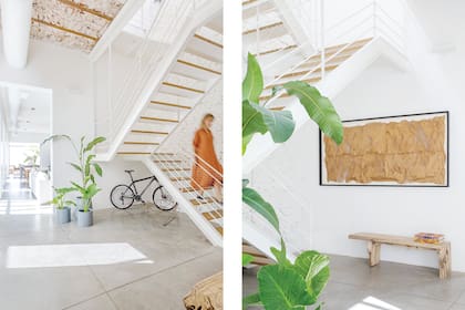 La composición artística del descanso y el cuadro de la subida a la escalera –hecho con papel madera texturizado y alambre gallinero– son creaciones de Matías.