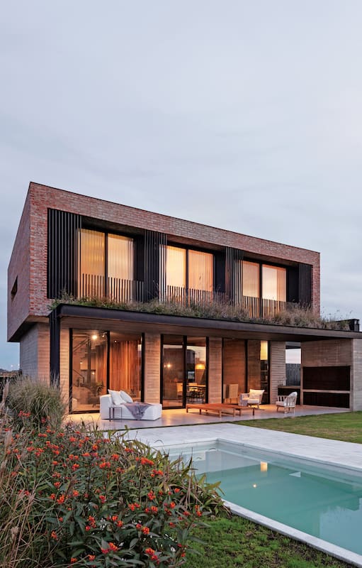 Foto de un living con revestimiento de madera y hormigón.
