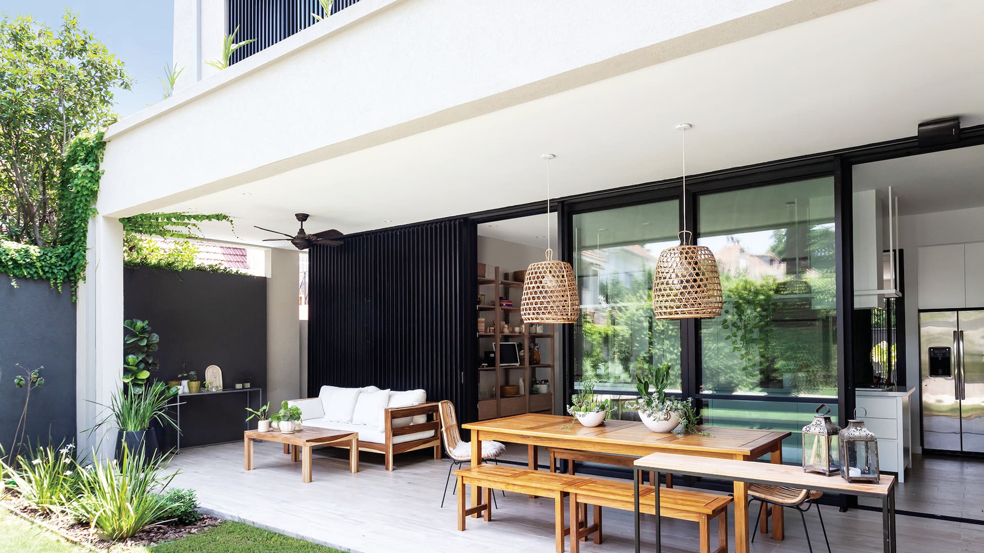 Foto de una galería con living exterior en el que hay sillón y mesa baja de madera.