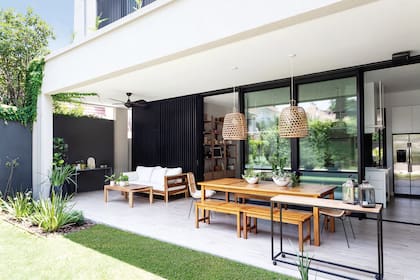 En el living exterior: sillón y mesa baja (Místico Muebles).