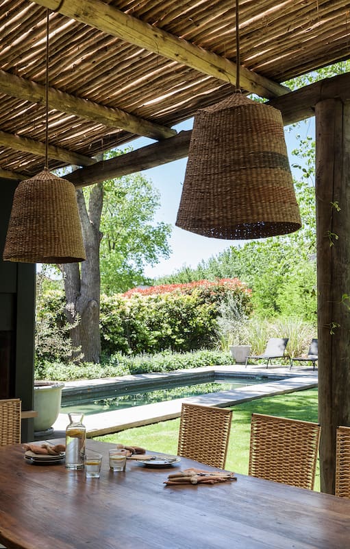 Foto de un jardín con pasto, plantas, galería y pileta.