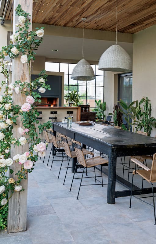 Foto de un patio interno con juego de sillones y mesa baja de madera.