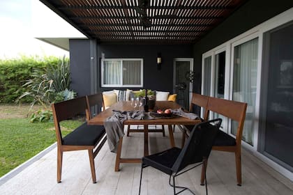 Mesa y bancos de incienso; la pérgola es de hierro con listones de pino y tiene una chapa transparente para proteger de la lluvia (todo de Arq.dco).