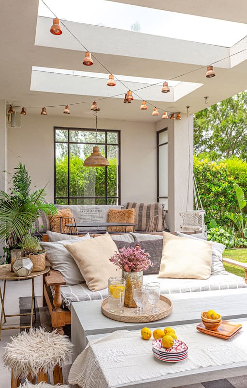 Foto de un living con sillón de cuatro cuerpos, mesa baja y biombo.