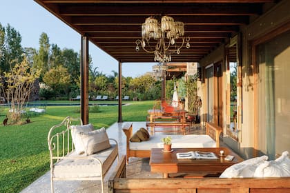 La galería principal pertenece al volúmen central de la casa, en el que está el living-comedor. A la izquierda, la cocina y, a la derecha, los cuartos de planta baja.