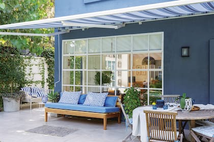 El exterior está pintado en el azul ‘1223’ de Sherwin Williams. El nuevo piso es de porcelanato símil cemento alisado.
