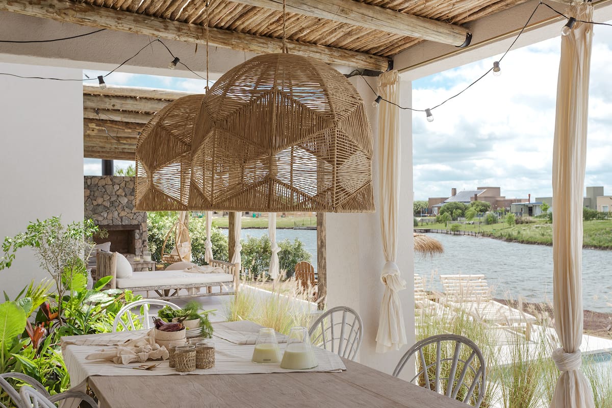 Foto de una galería con zona de comedor que da a una laguna.
