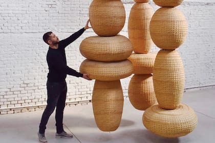 Presentó la cestería con simbol como instalación el año pasado, en una galería de arte londinense. ¿El tema? Materialidad, historia, técnica y tradición artesanal argentina.
