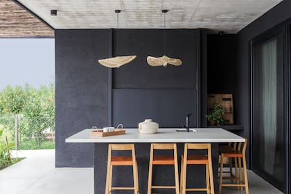 Repitieron las banquetas de la cocina. Si hay que sumar, que sean todas del mismo estilo.