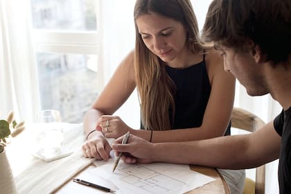 Foto de una mesa de comedor de madera redonda.