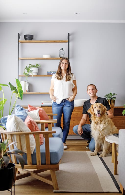 Fotos de una cocina con muebles de melamina ‘Roble Natural’ y con frentes laqueados en color gris.