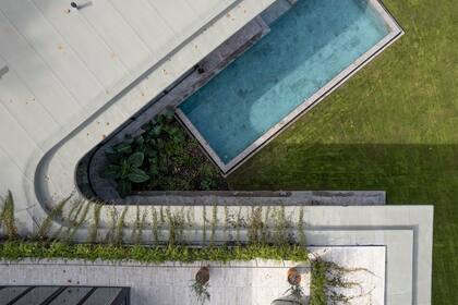 La pileta está construida en hormigón y su piso es de Mármol Splendor Grey, distribuido por Canteras del mundo. Es baja, tiene un jacuzzi y una pequeña playita húmeda en el lado corto de la L.