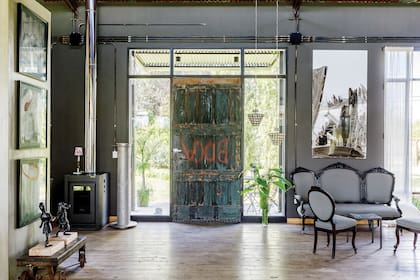 La puerta es uno de los objetos más queridos de la casa. Conseguida en el desguace de una fábrica, se puso tal como llegó: con la pintura saltada y el graffiti que dice “Boca”.