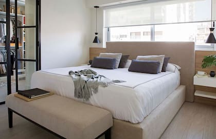 La cama está vestida por Zara Home y rematada por una banqueta tapizada en ‘Zambia Plain’ (De Levie) con patas en petiribí.