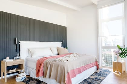 Alfombra (Mihran). Ropa de cama (Lote Propio). Banco muelita (Net Muebles) con arreglo floral (Fête).