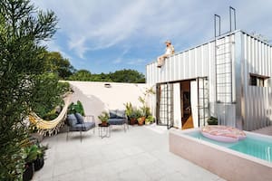 Foto de una terraza con pileta.