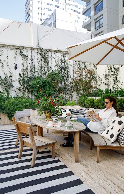 Una interiorista y un arquitecto se mudaron a un primer piso oscuro, pero con una terraza que podía hacerlo un paraíso