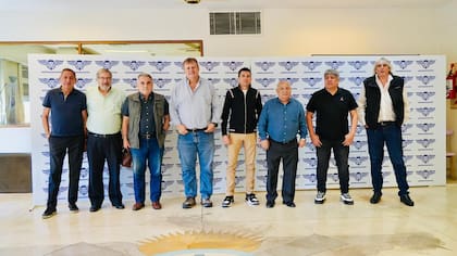 Foto de unidad: los sindicalistas Omar Maturano (La Fraternidad), Mario Caligari (UTA), Juan Carlos Schmid (Portuarios), Pablo Biró (Pilotos), Juan Pablo Brey (Aeronavegantes), Raúl Durdos (Marítimos), Pablo Moyano (Camioneros) y Omar Pérez (Camioneros), en la sede de Aeronavegantes