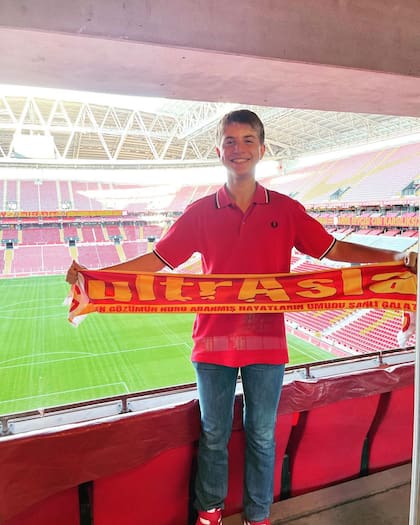 Foto de Valentino, hijo de Maxi López y Wanda Nara, desde el estadio del Galatasaray de Turquía, donde se desarrolla Mauro Icardi como futbolista