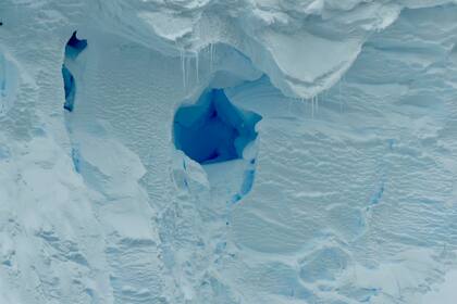 Foto del 2020 que muestra un agujero en el glaciar antártico Thwaites, difundida por el British Antarctic Survey. (David Vaughan/British Antarctic Survey vía AP)