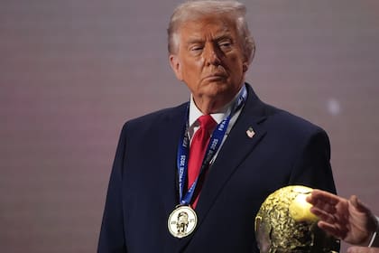 Foto del 5 de diciembre del 2025, el presidente de los Estados Unidos Donald Trump en el estrado tras recibir el Premio de la Paz de la FIFA durante el sorteo a la Copa Mundial 2026
