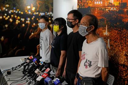 Foto del 5 de septiembre de 2021, de Chow Hang-tung (segunda desde la izquierda), vicepresidenta de la Alianza de Hong Kong en Apoyo de los Movimientos Patrióticos Democráticos de China, y otros miembros del grupo durante una conferencia de prensa en Hong Kong. Cuatro líderes del grupo, incluida Chow, fueron arrestados, dijo el grupo el miércoles 8 de septiembre de 2021. (AP Foto/Kin Cheung, Archivo)