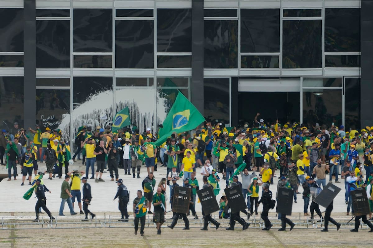 Foto del asalto a los edificios de gobierno en Brasilia el 8 de enero de 2023
