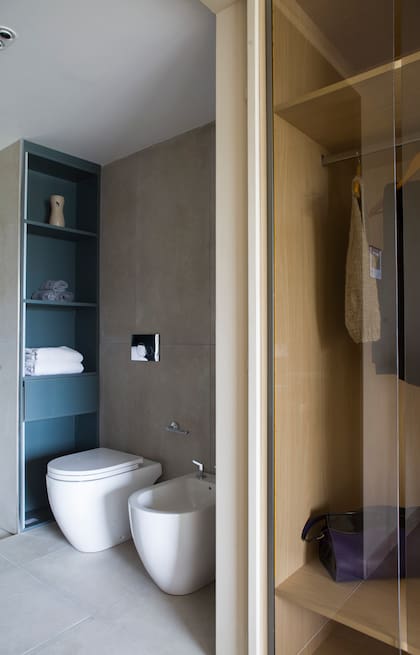 En el baño en suite vuelve el piso 'Adeona Antiq Duo' (San Lorenzo Design). Sanitarios 'Fontana', de Ferrum.