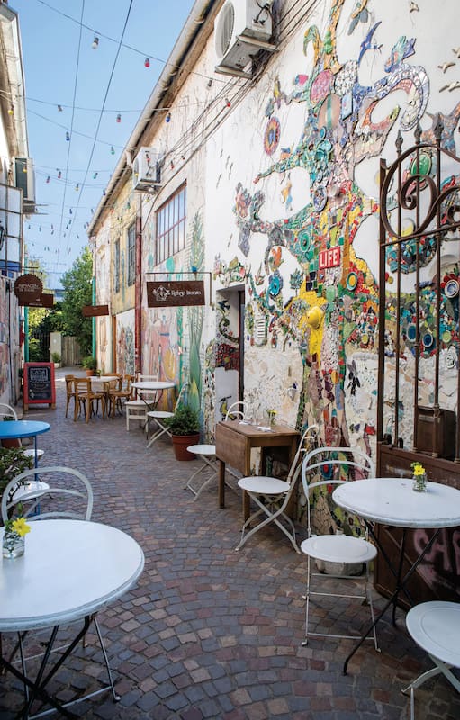 El colorido mural colectivo fue impulsado por el artista Marcelo Gaggino.