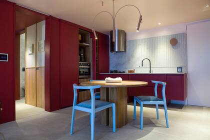 Muebles de cocina ejecutados por Dwell laqueados en el tono 'P021-2' de Colorín. Mesa 'Lysa' y sillas 'Asta' (Marini Estudio). Piso 'Adeona Antiq Duo' (San Lorenzo Design). Grifería 'Ícono Chef' (Novum).