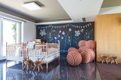 Cunas (Krethaus). Sillón ‘Up’, del inimitable diseñador italiano Gaetano Pesce (Gris Dimensión). Artefactos de luz diseñados especialmente (Huup Iluminación). Banquitos traídos de un viaje.