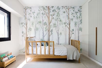 Cama de madera hecha a medida (Connie Dianda).