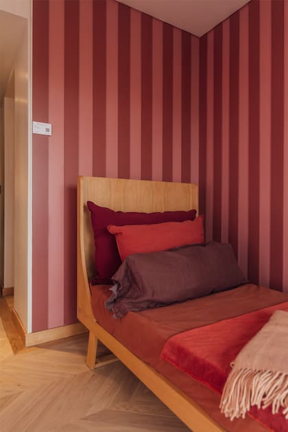 Cama 'Nido High Backrest' (Krethaus). Ropa de cama y almohadones (Casa Tarlo). Manta (Hilandería Warmi).