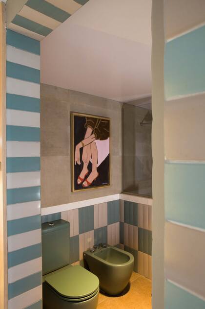 Mamparas (JM Cristales). Sanitarios en verde (Ferrum). Obra "Zapatos rojos", de Camila Desimone (Diderot.Art).
