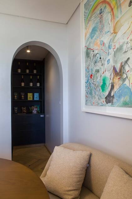La puerta lleva a un espacio aprovechado como despensa, bodega y vajillero.